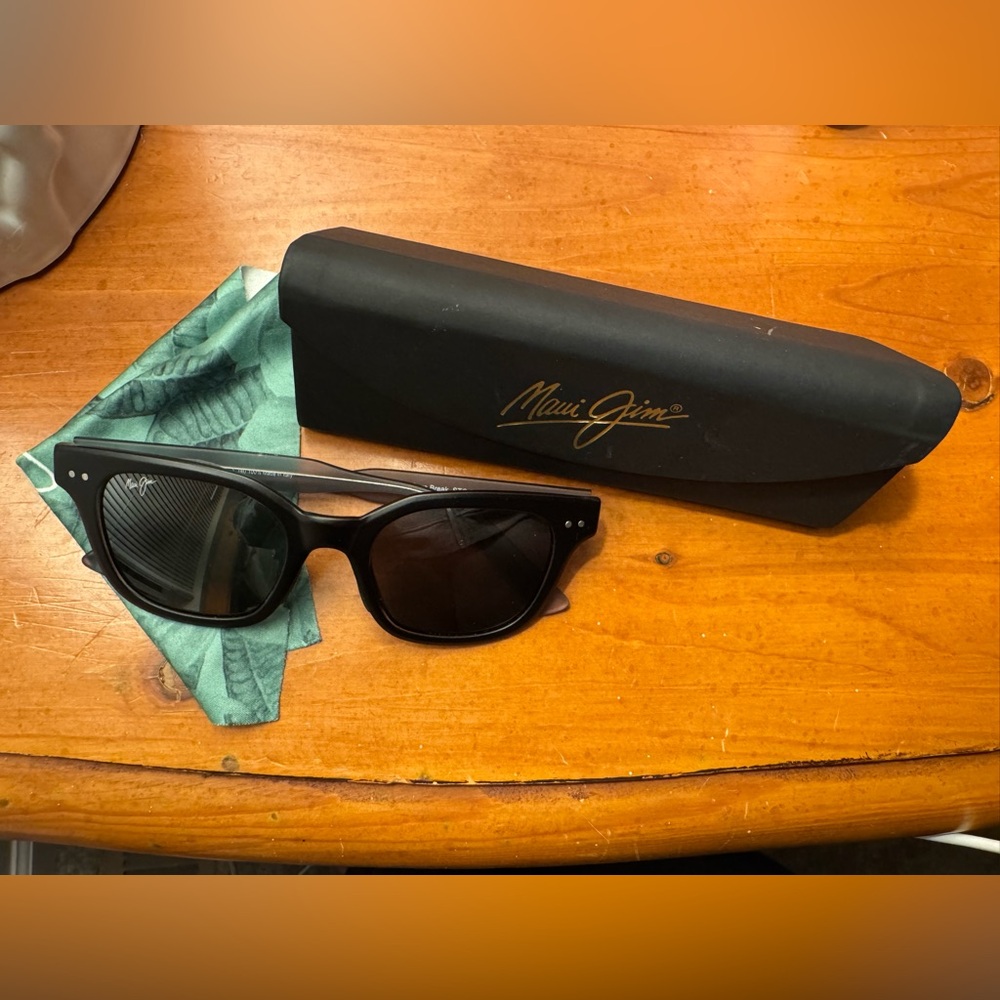 Maui Jim Black Polarized Shore Break Sunglasses with Black Case